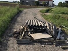 BAIRO - Idioti abbandonano lastre di eternit e bloccano una strada di campagna - FOTO