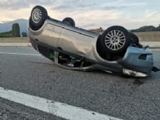 AUTOSTRADA TORINO-AOSTA - Incidente tra gli svincoli di Quincinetto e Ivrea: auto ruote all'aria, tre persone ferite. Una in codice rosso