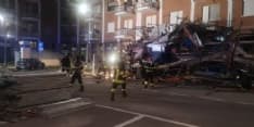 BORGARO TORINESE - Crolla il ponteggio del palazzo in ristrutturazione: vigili del fuoco al lavoro - FOTO