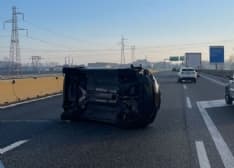 CHIVASSO-RONDISSONE - Si ribalta sull'autostrada, donna ferita: caos sulla Torino-Milano - FOTO