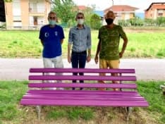 CASCINETTE D'IVREA - Il Comune inaugura la prima panchina viola della gentilezza