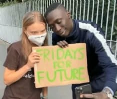 CHIVASSO - Il tiktoker Khaby Lame insieme a Greta in difesa dell'ambiente, ma piovono critiche