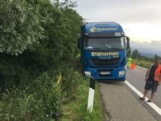 IVREA - Cede la banchina: camion resta bloccato sulla bretella - FOTO