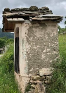 FRASSINETTO - Vandali in azione danneggiano la cappella votiva restaurata dai ragazzi del liceo Faccio di Castellamonte