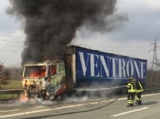 CHIVASSO - Camion prende fuoco all'uscita dell'autostrada - FOTO