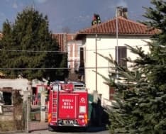 VALPERGA - In fiamme un camino: vigili del fuoco di Cuorgnè al lavoro