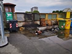 RIVAROLO CANAVESE - Incendio devasta i cassonetti dell'immondizia sopra il Pam - FOTO