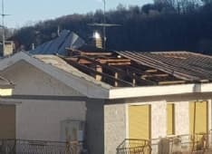 CUORGNE' - Raffiche di vento fortissime: scoperchiato il tetto di una palazzina di tre piani - FOTO e VIDEO