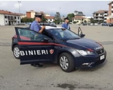 VOLPIANO - Evade dagli arresti domiciliari per comprare una birra: «Avevo sete»