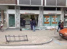 RIVAROLO CANAVESE - Ladri scatenati sradicano il bancomat della Unicredit - FOTO E VIDEO