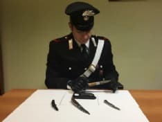 BUROLO - Poker di coltelli in auto: operaio denunciato - FOTO