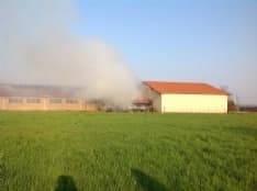 CASTELLAMONTE - Incendio in cascina: paura per l'allevamento - FOTO e VIDEO