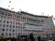 LEINI - Babbo Natale porta una mucca ad una bimba ricoverata al Regina Margherita di Torino