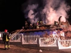 SCARMAGNO - Incendio nella notte devasta una villetta: un uomo ferito, duro lavoro per i vigili del fuoco - FOTO