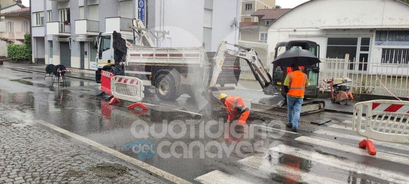 IVREA - Cede l'asfalto, si apre una voragine in via Jervis: disagi al traffico verso il centro - FOTO
