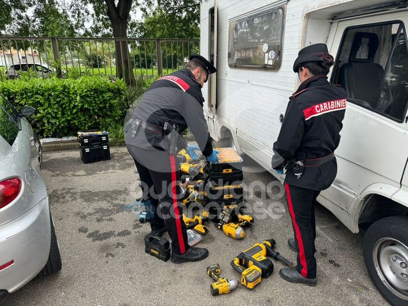 SAN CARLO CANAVESE - Aggrediscono un commerciante e gli portano via il furgone con 50 mila euro di materiale: denunciati