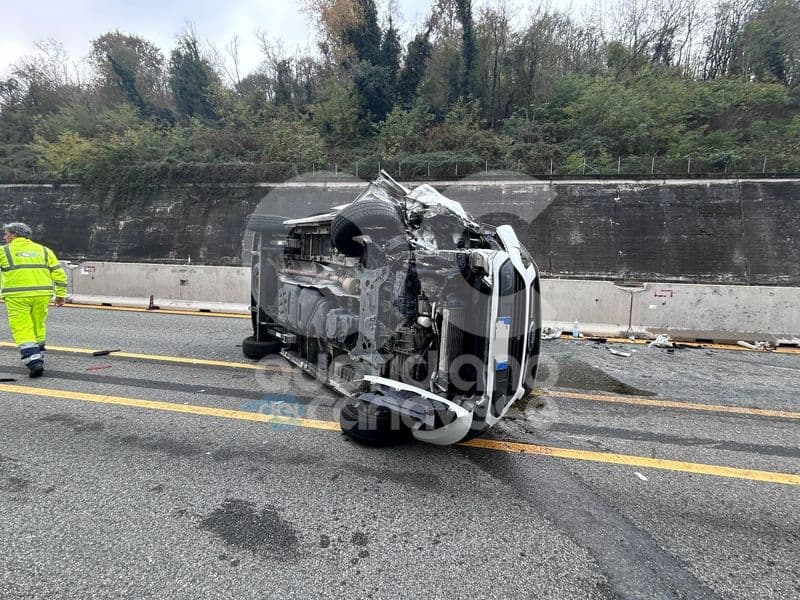 ALBIANO - Carambola sul raccordo Ivrea-Santhià, furgone si ribalta: autista ferito in codice giallo all'ospedale di Ivrea - FOTO