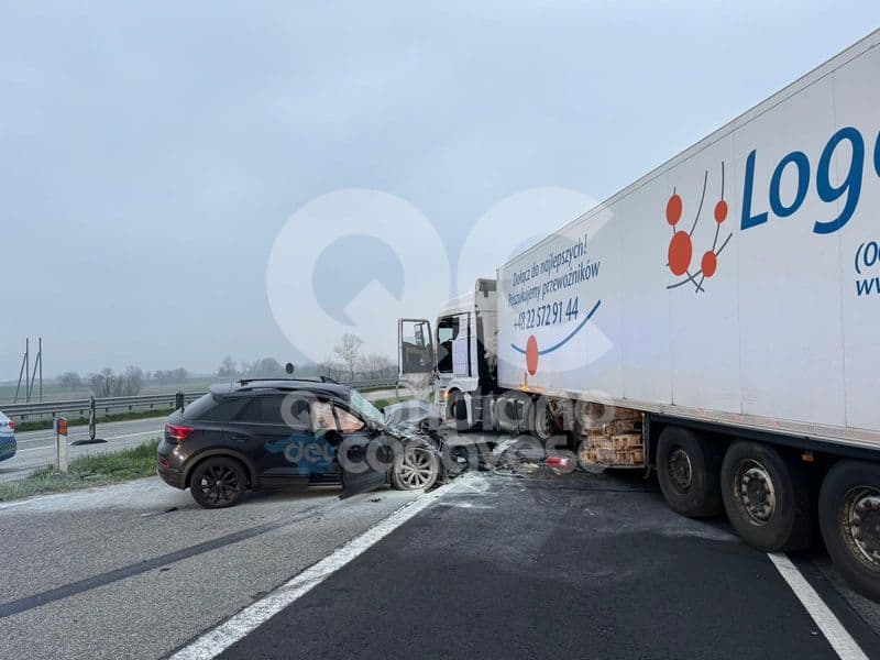 IVREA - Auto contro camion sulla bretella per Santhià: un automobilista grave al pronto soccorso - FOTO