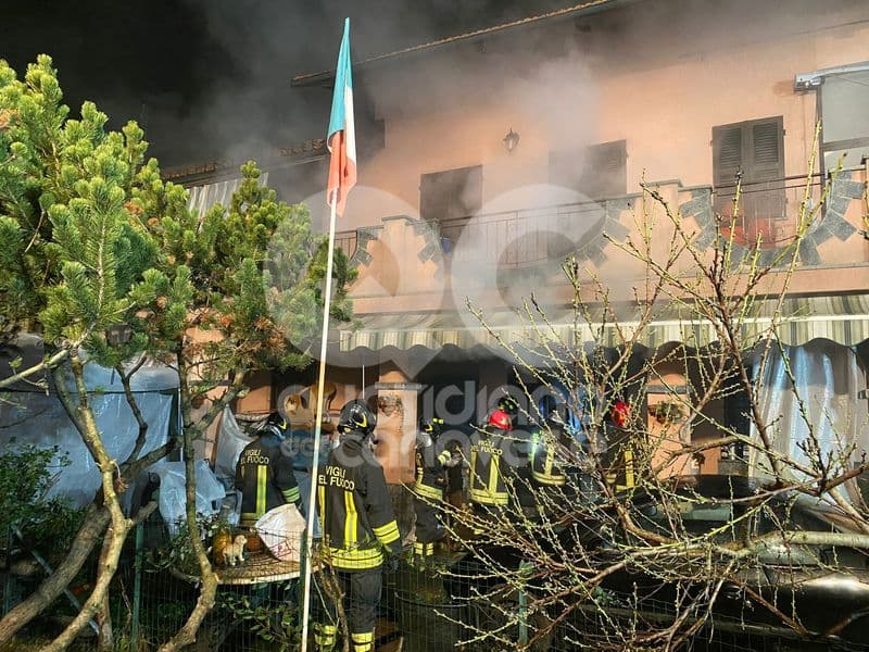 TRAGEDIA A MONTANARO - La casa va a fuoco, donna muore per le ustioni - FOTO