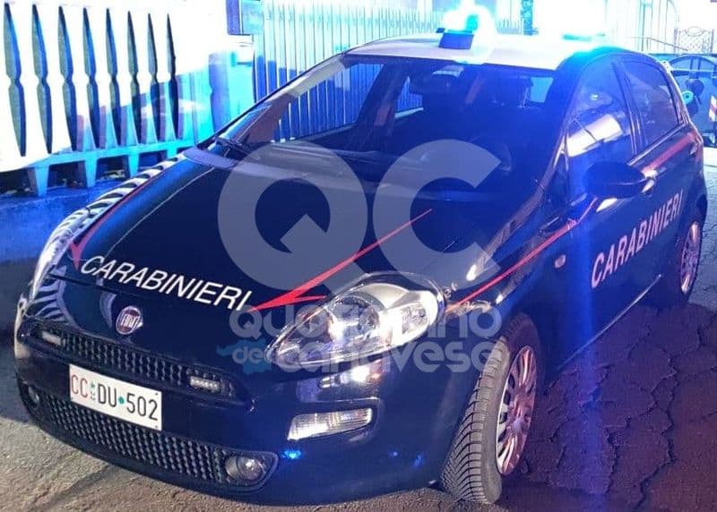 CALUSO - Litiga con il vicino di casa poi aggredisce i carabinieri con una falce: arrestato