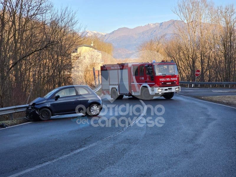 FRONT CANAVESE - Incidente sulla provinciale, due auto coinvolte: una donna ferita - FOTO