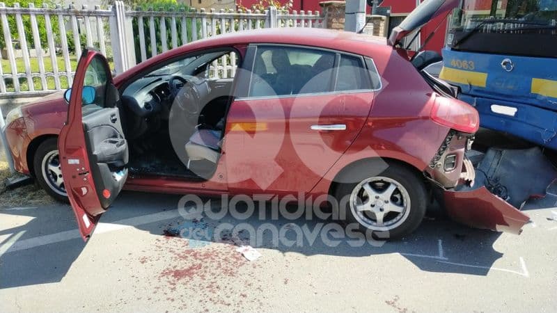 CHIVASSO - Scontro auto-pullman: ferito automobilista di Rivarolo Canavese