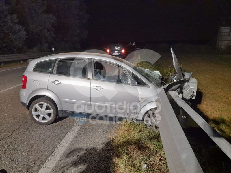 BOSCONERO - Si schianta con l'auto contro il guard-rail sulla 460: ferita una donna - FOTO