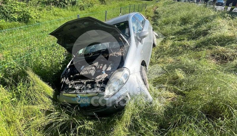 FOGLIZZO - Auto si schianta nel fosso lungo l'autostrada Torino-Aosta