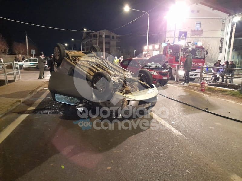 CASTELLAMONTE - Scontro tra due auto in via Barengo, una finisce ruote all'aria: tre feriti - FOTO e VIDEO