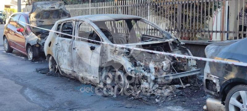CASTELLAMONTE - Paura nella notte: incendio devasta tre auto in via Raverdino - FOTO