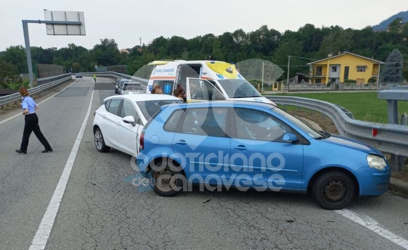 CUORGNE' - Riapre la circonvallazione e subito un incidente: due feriti e due bambini coinvolti - FOTO