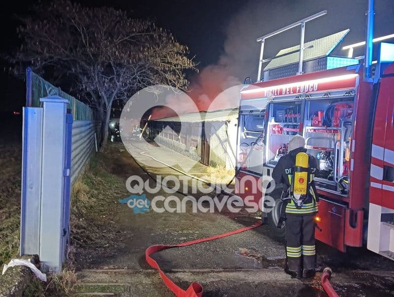 VEROLENGO - In fiamme un ex deposito in frazione Valentino: tempestivo intervento di vigili del fuoco e carabinieri - FOTO