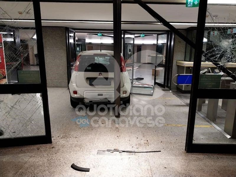 IVREA - Si schianta con la Panda contro l'ingresso di Palazzo Uffici - FOTO