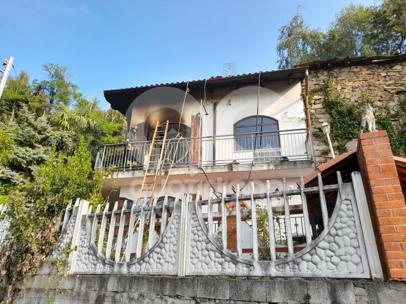 CUORGNE' - Fiamme sul tetto di una casa in località Torre Meggi, tempestivo intervento dei vigili del fuoco - FOTO