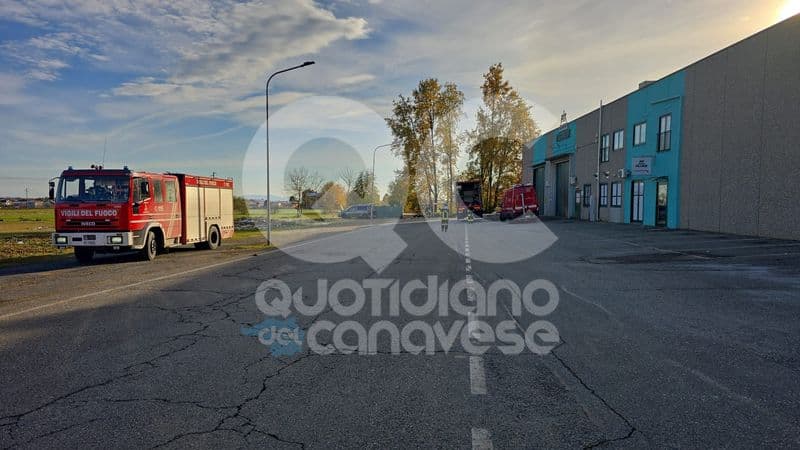 OGLIANICO - Fuga di gas da un'auto parcheggiata: intervento dei vigili del fuoco - FOTO