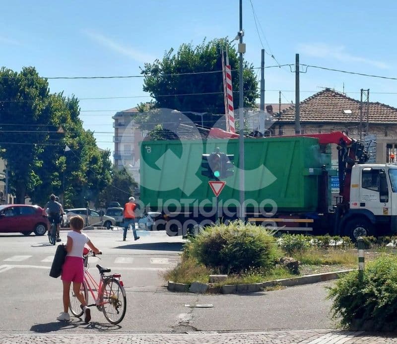 VOLPIANO - Incidente al passaggio a livello, circolazione dei treni tra Settimo e Rivarolo bloccata per diverse ore