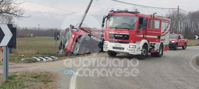 SAN GIUSTO CANAVESE - Camion finisce fuori strada e si ribalta sulla provinciale per San Giorgio - FOTO