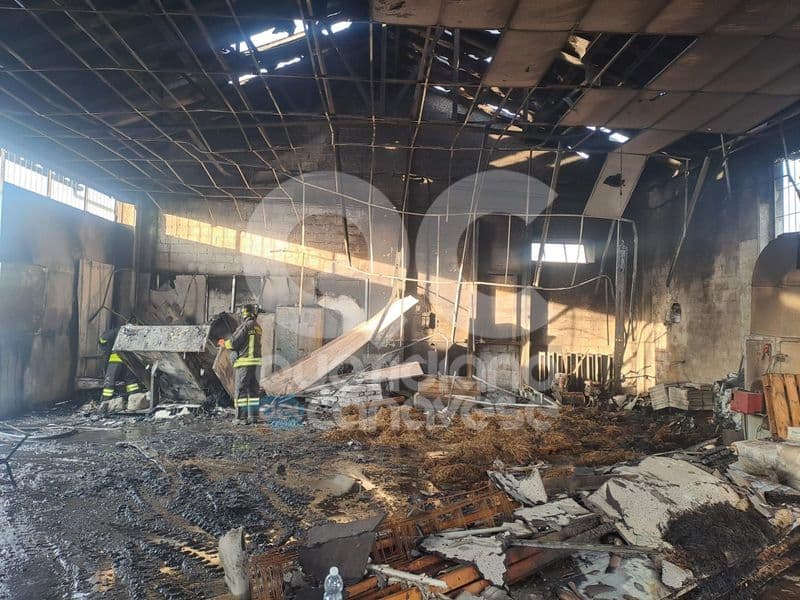 BUROLO - Incendio nel capannone di un'azienda: provvidenziale intervento dei vigili del fuoco - FOTO