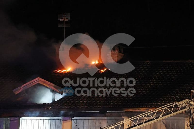 ALBIANO - Va a fuoco un cascinale: provvidenziale intervento dei vigili del fuoco - FOTO