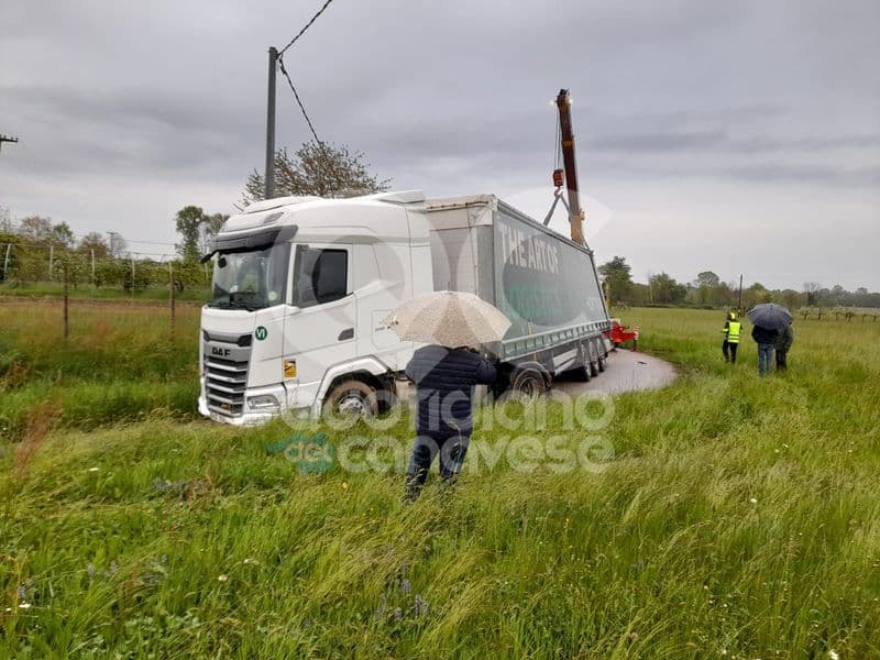 VALPERGA - Camion incastrato in via Pertusio: l'autista tradito dal navigatore satellitare - FOTO