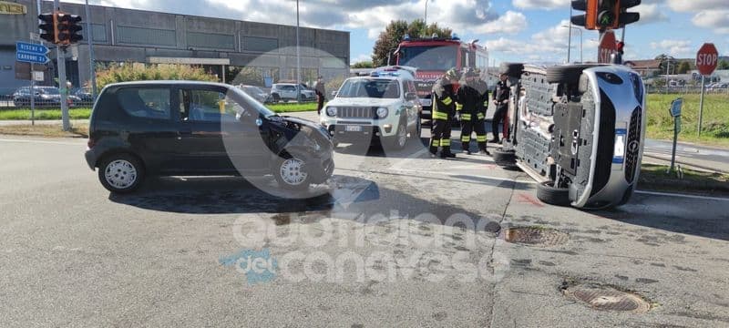 STRAMBINO - Pauroso scontro al semaforo di strada Carrone: quattro persone ferite - FOTO e VIDEO