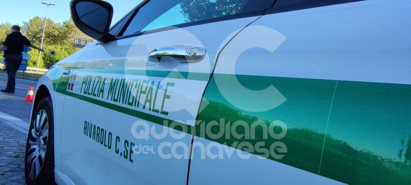 RIVAROLO CANAVESE - Incidente al mercato di piazza Massoglia, donna colpita dal tendone di un banco finisce in ospedale