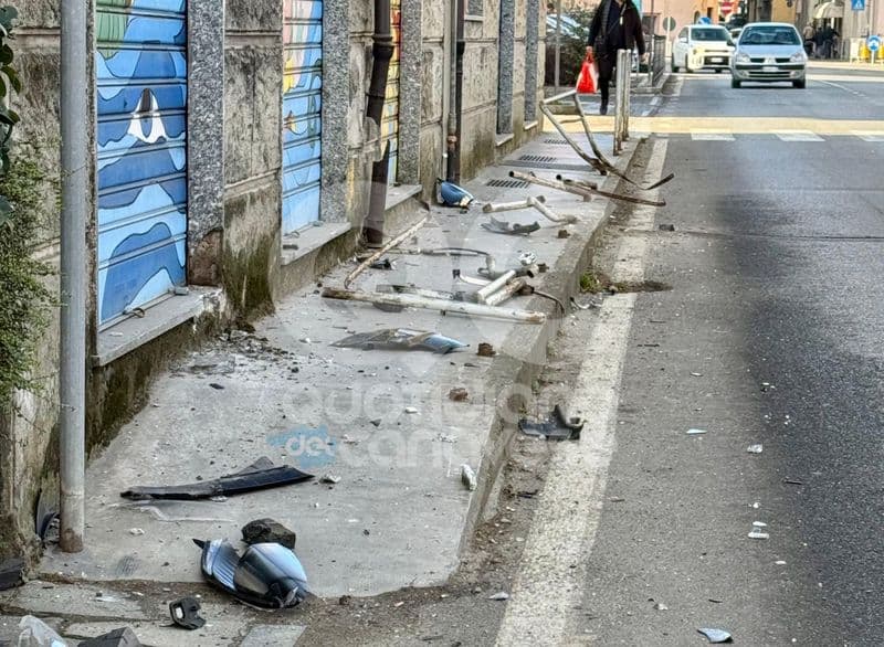 CASTELLAMONTE - Finisce con l'auto sul marciapiede e danneggia gli arredi: identificata dalla polizia locale - FOTO