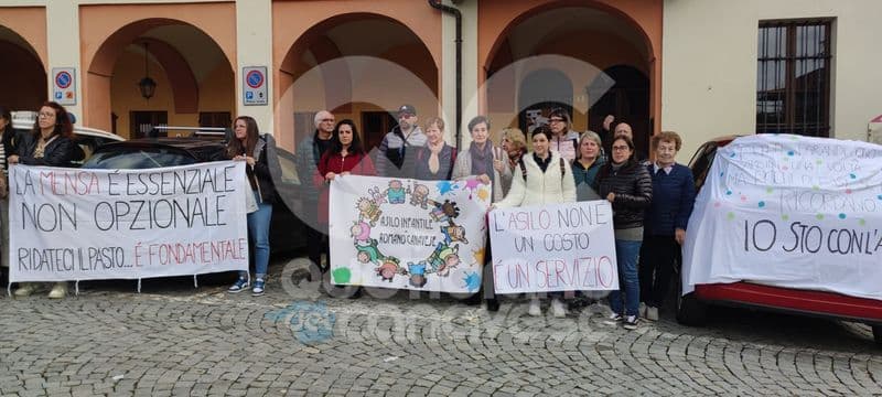 ROMANO CANAVESE - L'asilo resta senza il servizio mensa, mamme e papà protestano sotto il municipio - FOTO