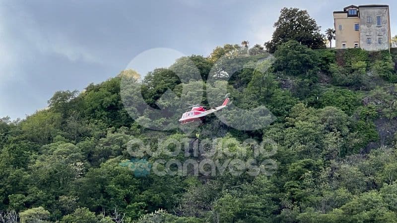 CHIAVERANO - Precipita dal sentiero e rimane ferita: delicate operazioni di soccorso dei vigili del fuoco