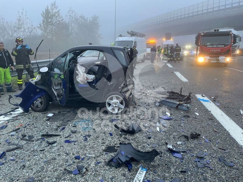 TERRIBILE SCHIANTO SULL'AUTOSTRADA - Cinque mezzi coinvolti, quattro feriti: uno è gravissimo - FOTO
