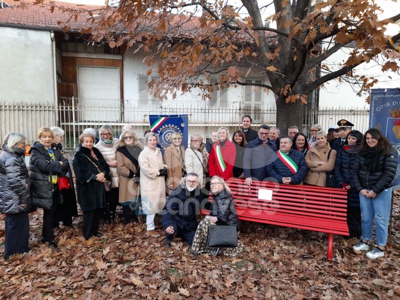 CUORGNE' - Una panchina rossa nel cortile della scuola per dire no alla violenza di genere - FOTO e VIDEO
