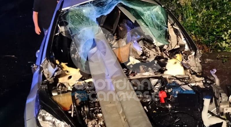 TAVAGNASCO - Brutto incidente nella notte, auto infilzata dal guard-rail della provinciale - FOTO