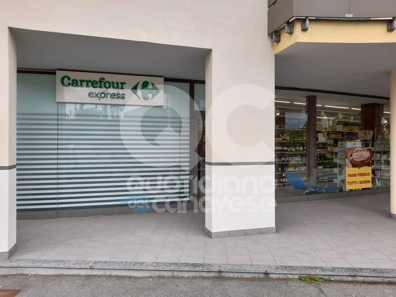 VALPERGA - Ladri all'assalto del Carrefour, tombino lanciato contro la vetrata del supermercato