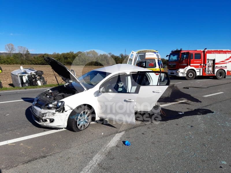 OZEGNA - Brutto incidente all'incrocio sulla provinciale: furgone ribaltato fuori strada, due feriti - FOTO e VIDEO